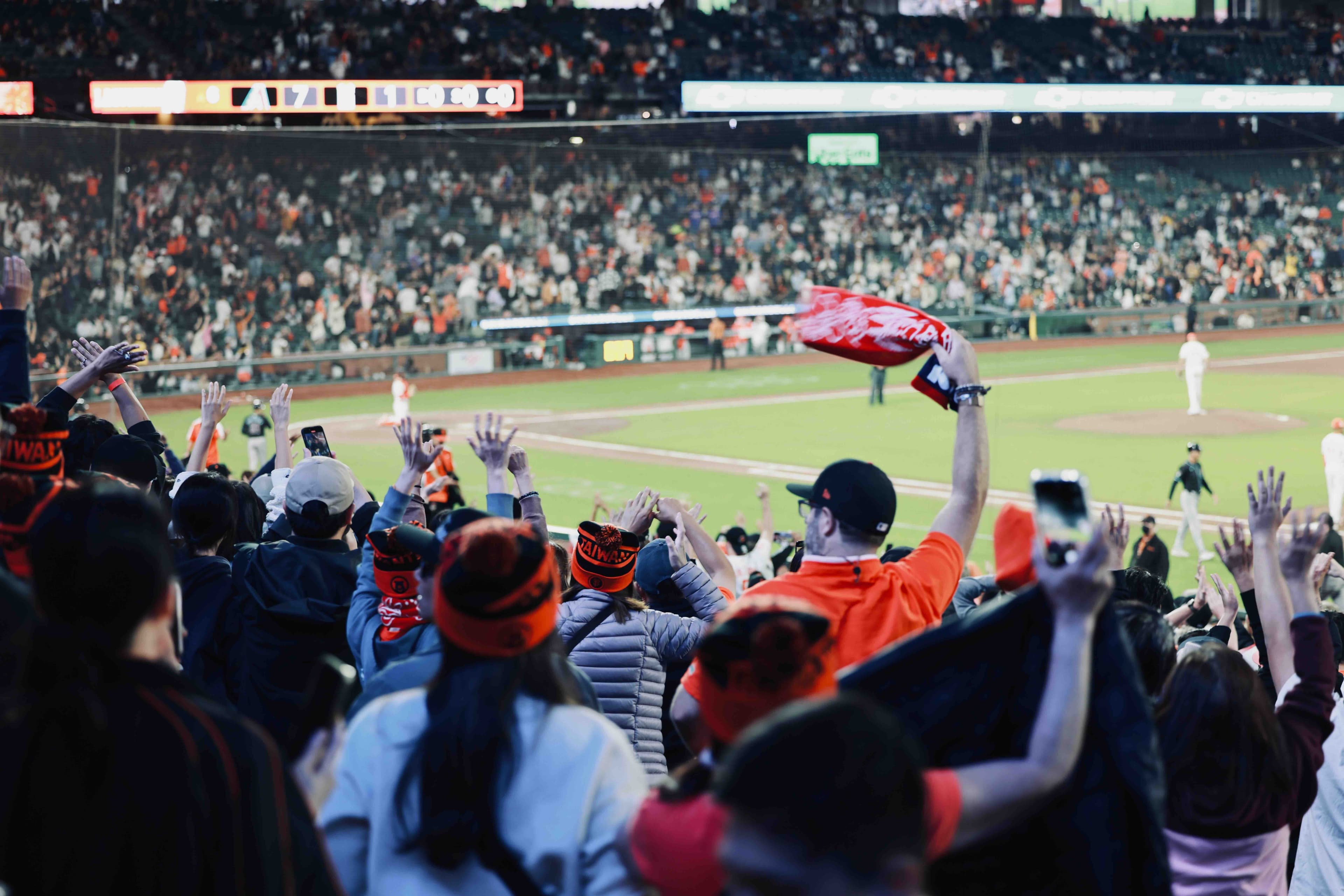 Giants fans going crazy at Oracle Park